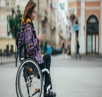 Mujer en silla de ruedas en una calle de México DF