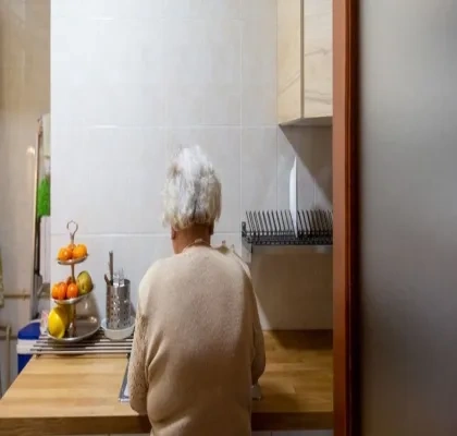 Una mujer mayor, sola en su casa