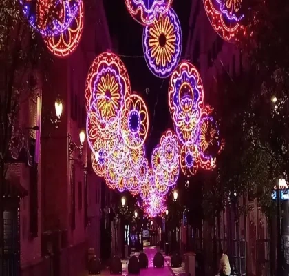 luces de navidad encendidas por las calles de Madrid