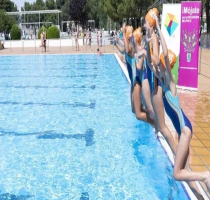 Niñas tirándose a la piscina por una acción solidaria