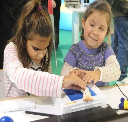 Dos niñas leen en Braille