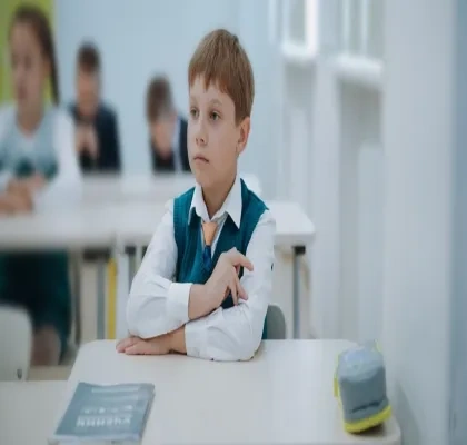 Un niño en el aula de clase