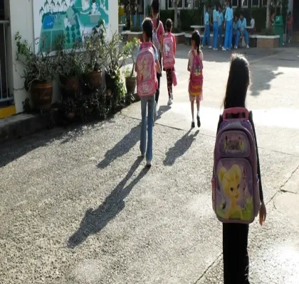 Niños entrando a un colegio