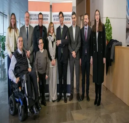 Foto en el photocall de los miembros de entidades representantes que acudieron al evento