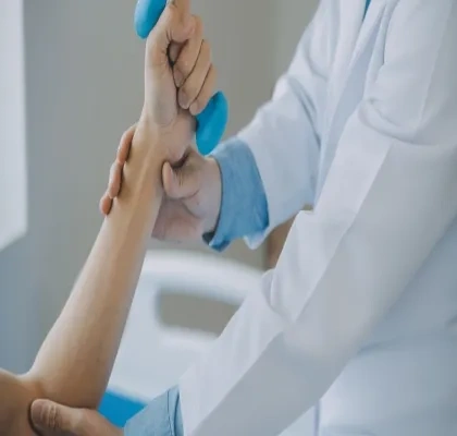 Un sanitario ayuda a un paciente a realizar ejercicios de rehabilitación 