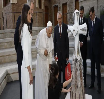 El Papa León XIV viendo como Valetina le enseña la réplica junto a los Reyes de España