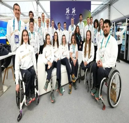 El equipo español junto a Bustinduy y Uribes en la villa paralímpica