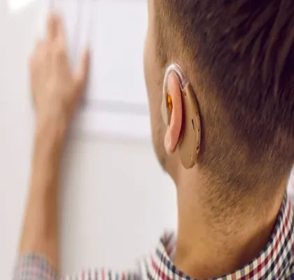 Estudiante con audífono