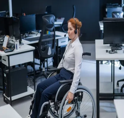 Persona con discapacidad en una oficina