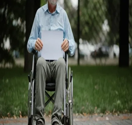 Persona mayor con discapacidad en silla de ruedas