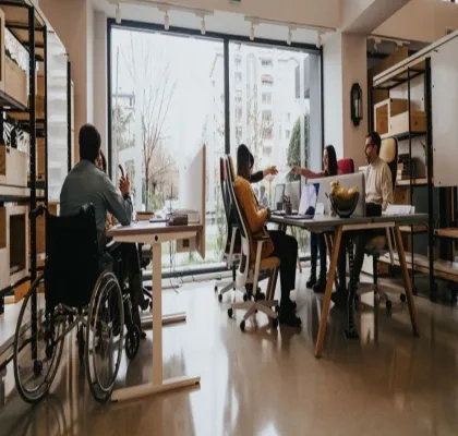 Persona con discapacidad en una oficina
