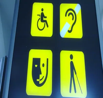 tótem indicador del servicio de asistencia para pasajeros con discapacidad en un aeropuerto español