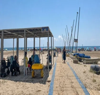 Una playa con un punto de accesibilidad para personas con discapacidad