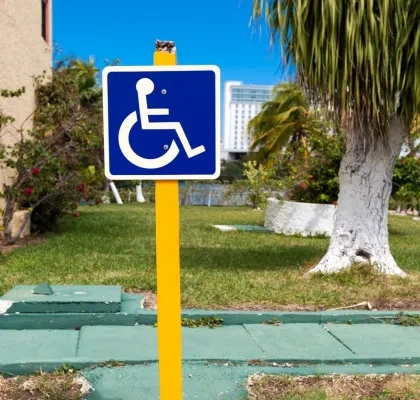 Señal de plaza reservada para personas con discapacidad