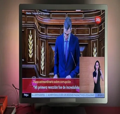 Emisión de la comparecencia del presidente de Gobierno por casos de corrupción, en lengua de signos. Imagen cedida por la CNSE
