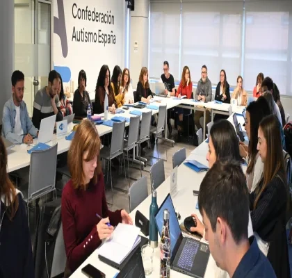 Reunión de los creadores del proyecto en una sala, todos con sus ordenadore