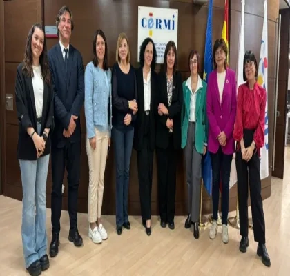 Un grupo de parlamentarios junto a representantes de Cermi y la Fundación Cermi Mujeres