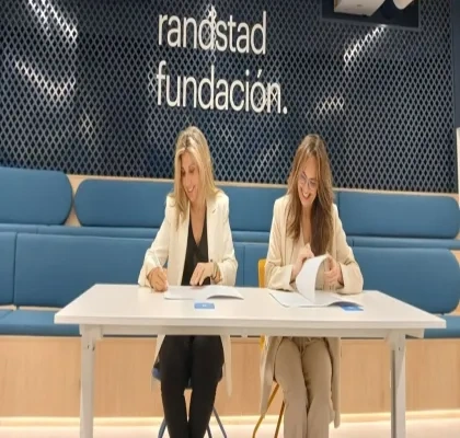 firma del convenio entre las dos representantes
