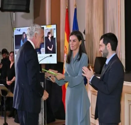 La Reina Letizia y Pablo Bustinduy saludando a un hombre