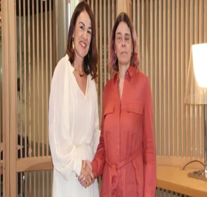 Nuria Agirre y Virginia Carcedo, tras la firma del acuerdo