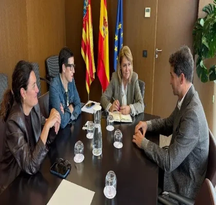 Un momento de la reunión entre Susana Camarero y Fernando Giner, con otras personas asistentes