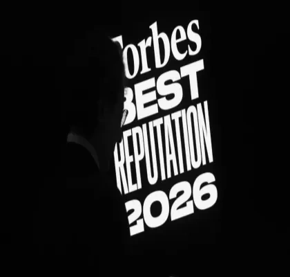 Nombre del evento en blanco sobre fondo negro, se ve también una silueta a la izquierda, del presentador del evento