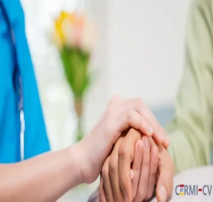 Las manos de una sanitaria cogen las de un paciente