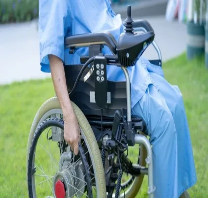 Una mujer mayor con discapacidad se desplaza en silla de ruedas