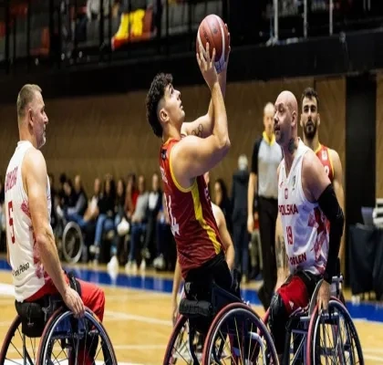 Pincho Ortega intenta encestar en el partido entre España y Polonia