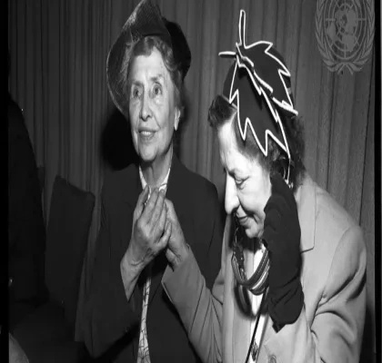 La escritora Helen Keller (izquierda) visitó la sede de la ONU en Nueva York en 1949 junto a su secretaria, Polly Thompson, quien actuó como intérprete para ella