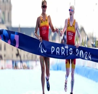 Susana Rodríguez (derecha) y Sara Pérez entran en la meta como ganadoras del triatlón en los Juegos Paralímpicos de París 2024