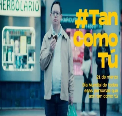 #TanComoTú spot de la campaña en el que se ve a un hombre con síndrome de Down caminando por la calle comiendo un bollo tranquilamente