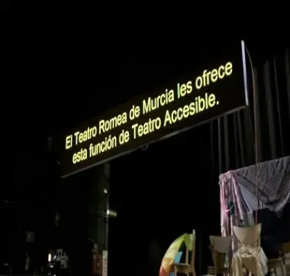 Detalle de subtítulo en una función accesible en el Teatro Romea de Murcia (Fuente: Teatro Accesible)