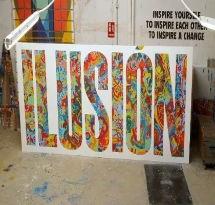 aparece un cartel dentro de la imagen con la palabra "ilusion" coloreada con diferentes colores