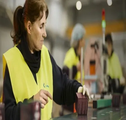 Una trabajadora de ILUNON Facility Services realiza funciones de copacking