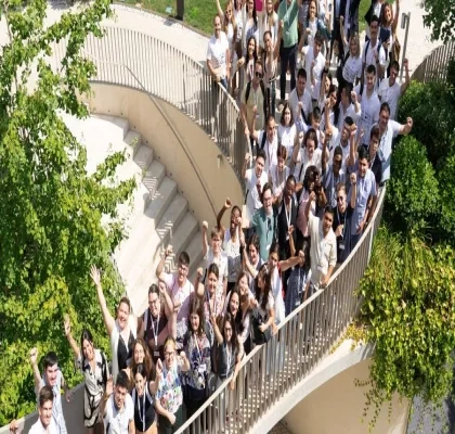 Celebración del Congreso Estatal de Estudiantes con Discapacidad Intelectual, participantes en la calle alzando la mano