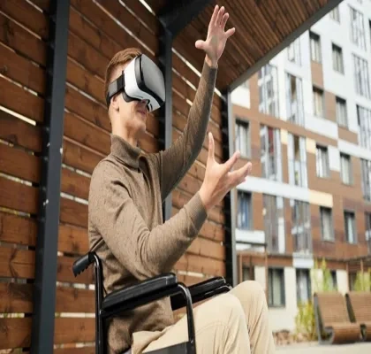 Persona en silla de ruedas usando gafas virtuales