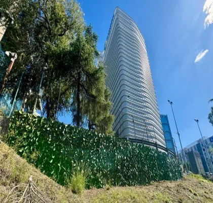 podemos observar la valla descontaminante que han colocado desde la empresa ILUNION justo delante de su Torre ILUNION
