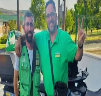 Gonzalo Sánchez junto a un compañero, al fondo el quad