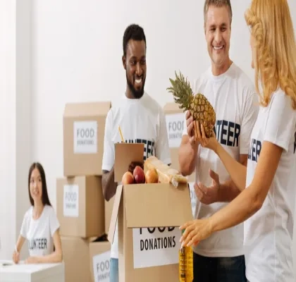 Personas voluntarias participando en una recogida de alimentos