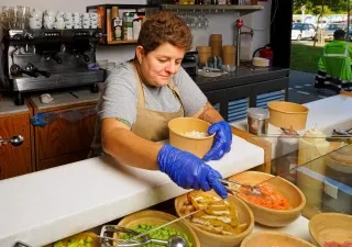 persona con encurtidos