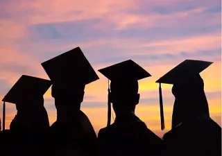Imagen alusiva a estudiantes universitarios en día de su graduación