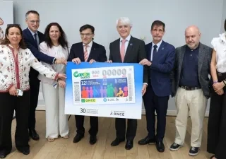 Varios representantes haciendo el acto de entrega del cupón