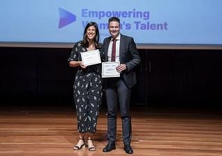 Recogida de premio ; Women’s Talent Day, PortAventura World por su Diversidad e inclusión