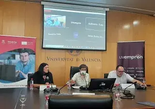 Mesa redodan de los premios Arte sana