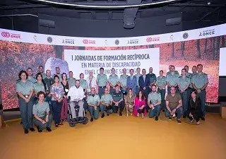 Foto grupal de la formación a la guardia civil de Fundación la Once