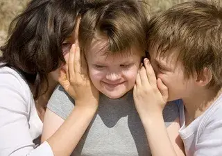 niños contándose un secreto