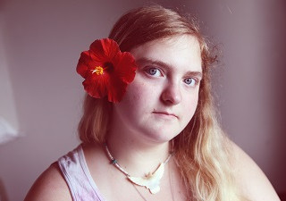 chica con discapacidad intelectual con una flor en el pelo