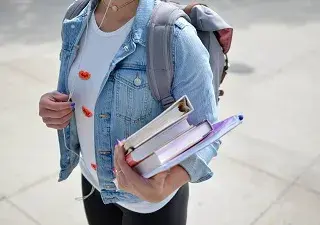 Estudiante con libros