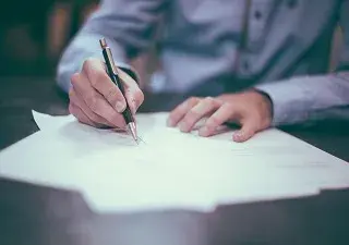 persona con discapacidad firmando un contrato
